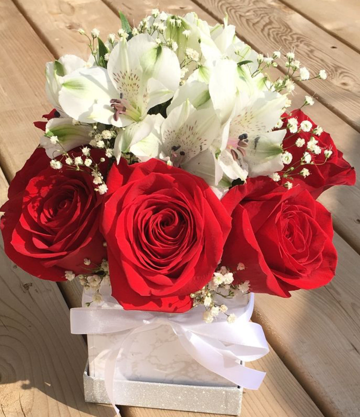 Detalle Floral Romántico en Caja Blanca